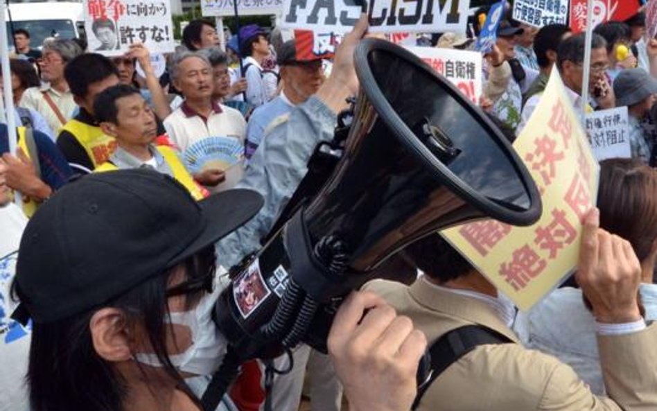 Lewicowi demonstranci uważają, że polityka rządu Abego prowadzi Japonię do nowej wojny