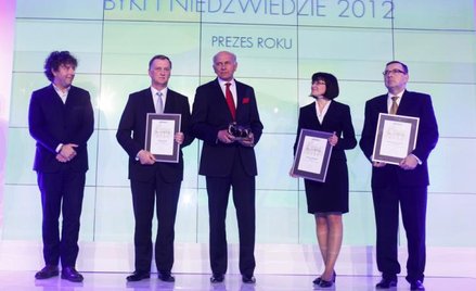 Prezes roku Jerzy Marciniak (w środku) odebrał statuetkę z rąk Grzegorza Hajdarowicza (z lewej), pre