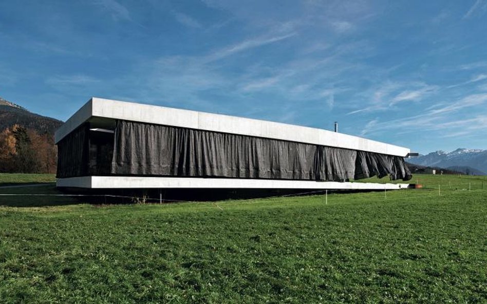 Dom projektu Flöckner Schnöll Architects przejeżdżający rowerzyści mylą z restauracją