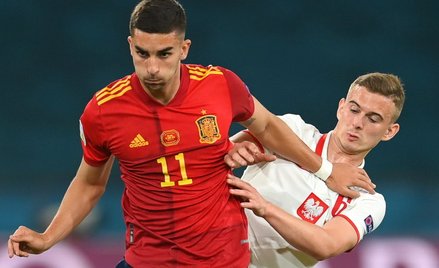 Kacper Kozłowski w walce z Ferranem Torresem