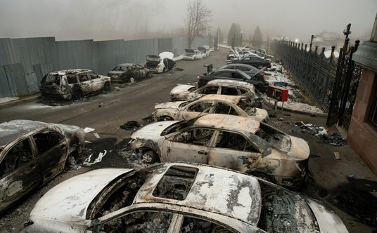 Spalone samochody na ulicy w Ałmaty