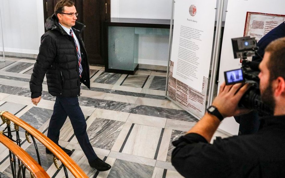 Sondaż SW Research dla rp.pl: Kto popiera kręcony przez Ziobrę bat na sądy?