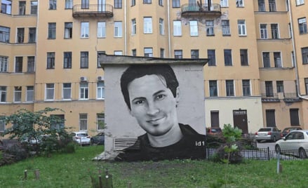 Grafitti z portretem Pawła Durowa na jednym z moskiewskich podwórek