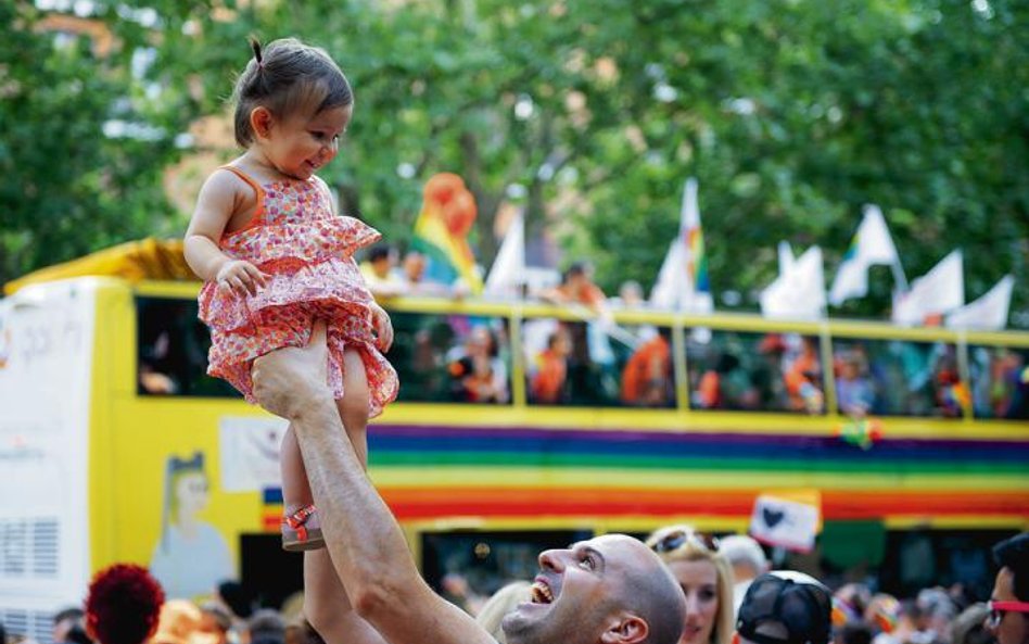 Dumny paratatuś: parada Gay Pride w Madrycie, 5 lipca 2014 r.