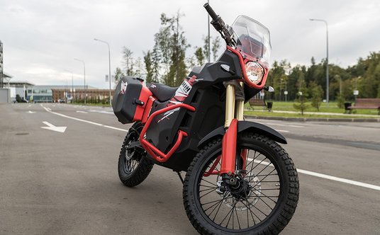 Kałasznikow pokazał także przeznaczony dla cywilów motocykl elektryczny Urban Moto (UM-1).