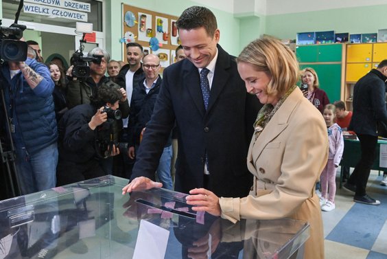 Pierwsza tura wyborów prezydenckich. Kandydat KO Rafał Trzaskowski w towarzystwie żony Małgorzaty gł