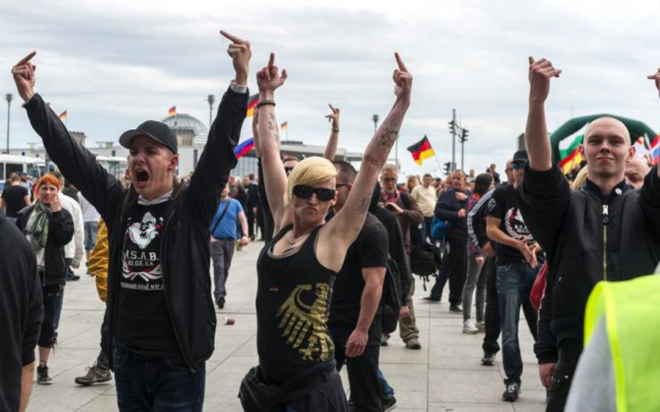 Członkowie NPD protestujący w Berlinie przeciwko islamizacji i amerykanizacji Niemiec. Fot. Markus H