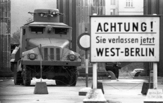 Tablica z napisem: „Uwaga! Opuszczacie teraz Berlin Zachodni”, 1961 r. (podkreślone słowo „jetzt”, c