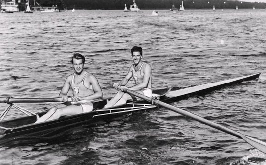Wioślarze Edward Kobyliński (z prawej) i Ryszard Borzuchowski podczas zawodów