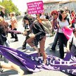 Protest Turczynek przed siedzibą premiera w Stambule, 27 maja