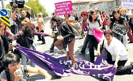 Protest Turczynek przed siedzibą premiera w Stambule, 27 maja