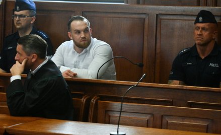 Oskarżony Dawid Mirkowski (3L) na sali rozpraw Sądu Okręgowego w Warszawie.
