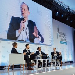Uczestnicy debaty poświęconej rozwojowi e-commerce podczas Europejskiego Kongresu Finansowego w Sopo