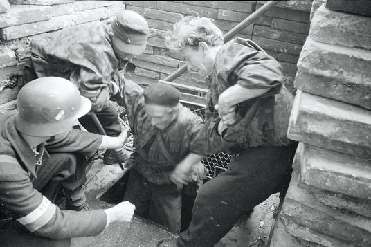 Obrońcy Starego Miasta wychodzą z kanałów przy Nowym Świecie 53