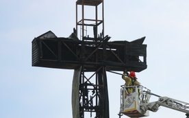 Proboszcz parafii pw. św. Maksymiliana Marii Kolbego zapewnił , że Krzyż Papieski zostanie odbudowan