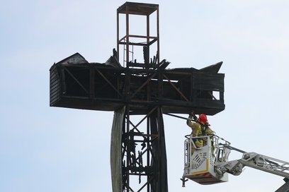 Proboszcz parafii pw. św. Maksymiliana Marii Kolbego zapewnił , że Krzyż Papieski zostanie odbudowan