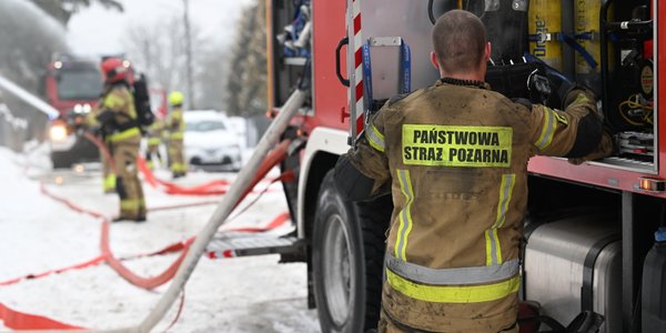 Kilkanaście zastępów straży gasi pożar DPS-u w Szczawnie. Są poszkodowani
