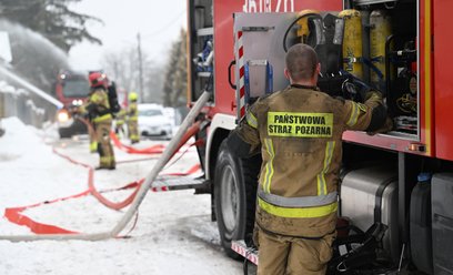 Kilkanaście zastępów straży gasi pożar DPS-u w Szczawnie. Są poszkodowani