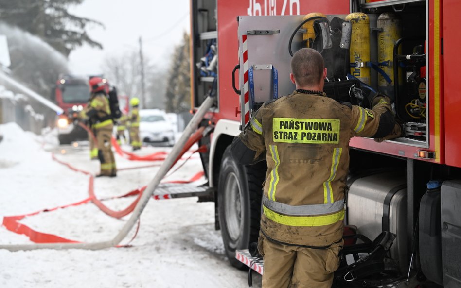 Kilkanaście zastępów straży gasi pożar DPS-u w Szczawnie. Jest ofiara śmiertelna