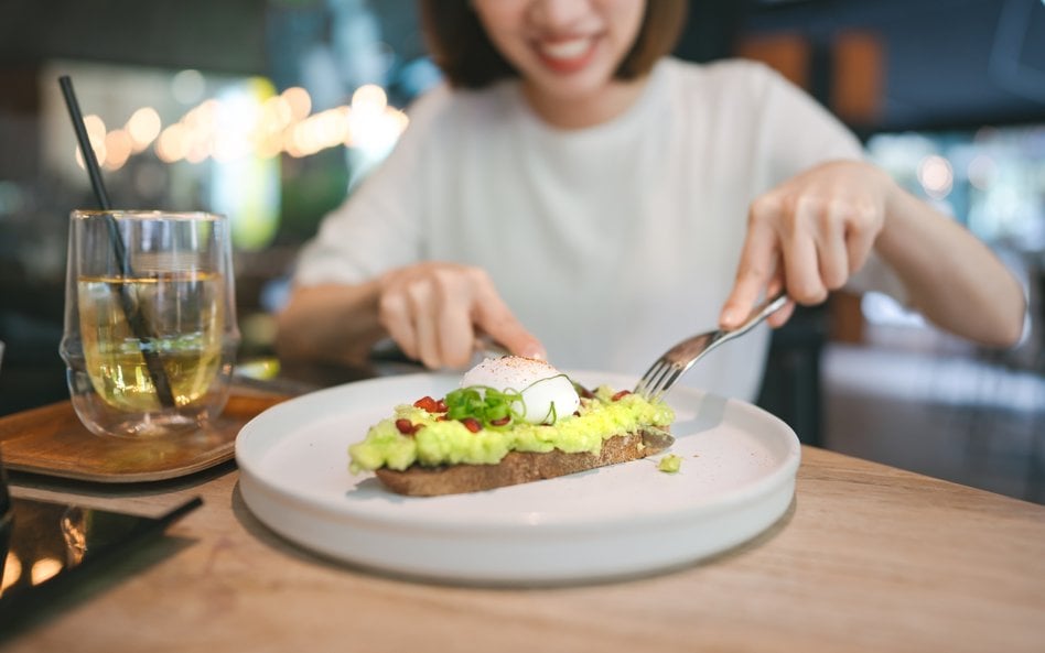 Polacy oszczędzają, a restauracji przybywa. Cztery nowe food trucki dziennie