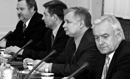 Rok 2003. Leszek Miller (pierwszy z prawej) i Jarosław Kaczyński u prezydenta. Obok Władysław Frasyn
