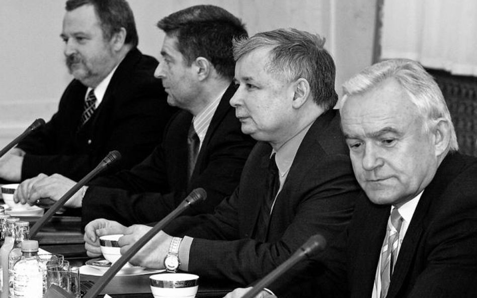 Rok 2003. Leszek Miller (pierwszy z prawej) i Jarosław Kaczyński u prezydenta. Obok Władysław Frasyn