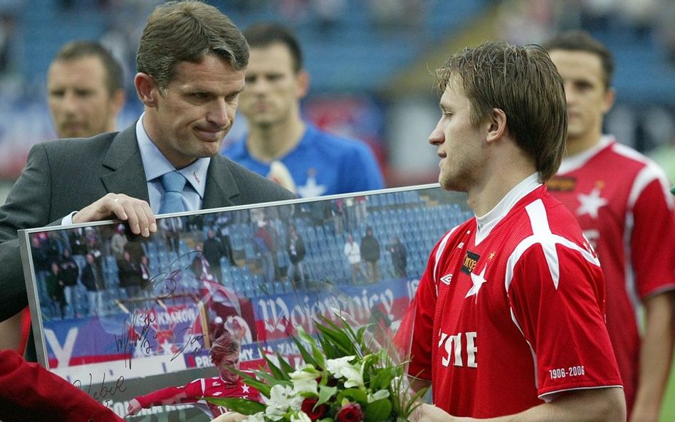 Maj 2007 roku - Trener Wisły Kazimierz Moskal żegna odchodzącego do Borussii Dortmund Jakuba Błaszcz