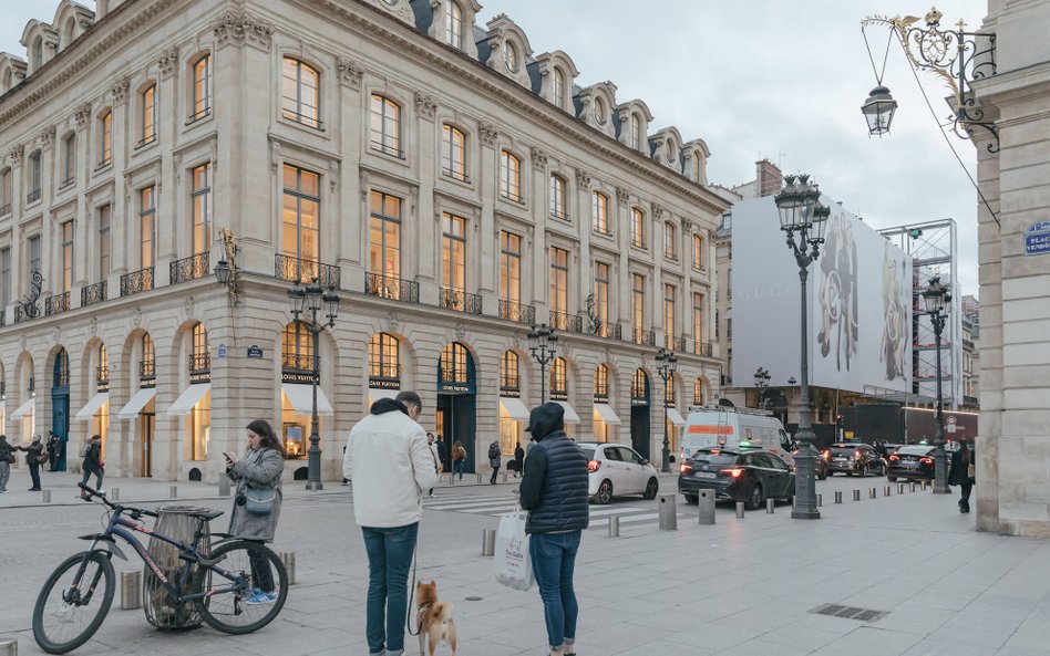 Paryski butik Louis Vuitton przy Place Vendôme, zagłębiu marek luksusowych we francuskiej stolicy.