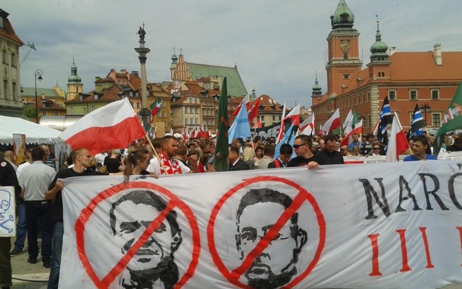 Demonstranci na Placu Zamkowym