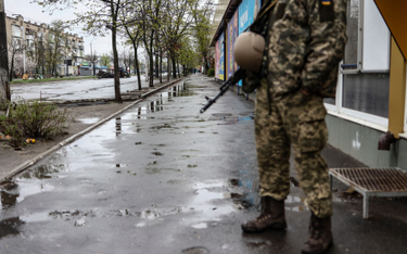 Ukraiński żołnierz na ulicy w Siewierodoniecku
