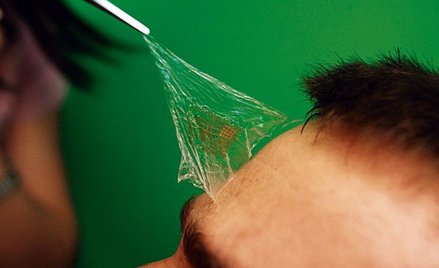 Taki czujnik może służyć do badania aktywności mózgu. Nakłada się go bez jakiegokolwiek kleju czy że