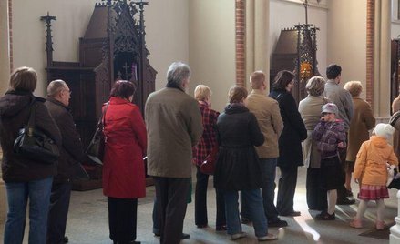 Wierni w kolejce do konfesjonałów