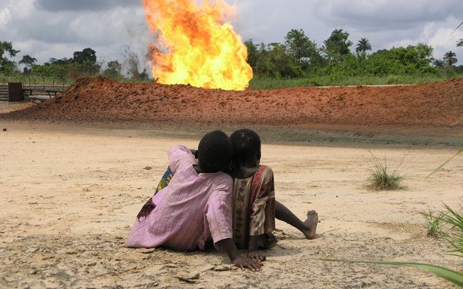 Rumuekpe, Nigeria. Niezabezpieczony wyciek gazu (Shell); autor zdjęcia: Janos Jersch/Friends of the 