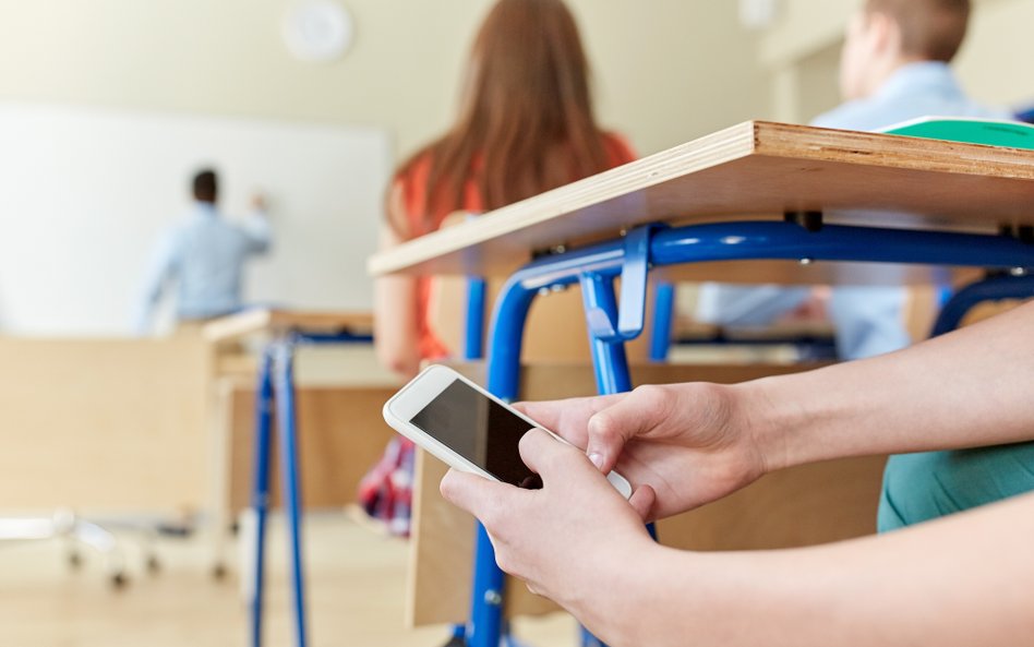 Będzie zakaz korzystania ze smartfonów w szkołach? Ruszają prace nad ustawą