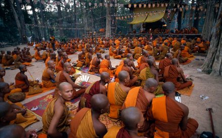 Modlitwa w świątyni-mauzoleum Bajon