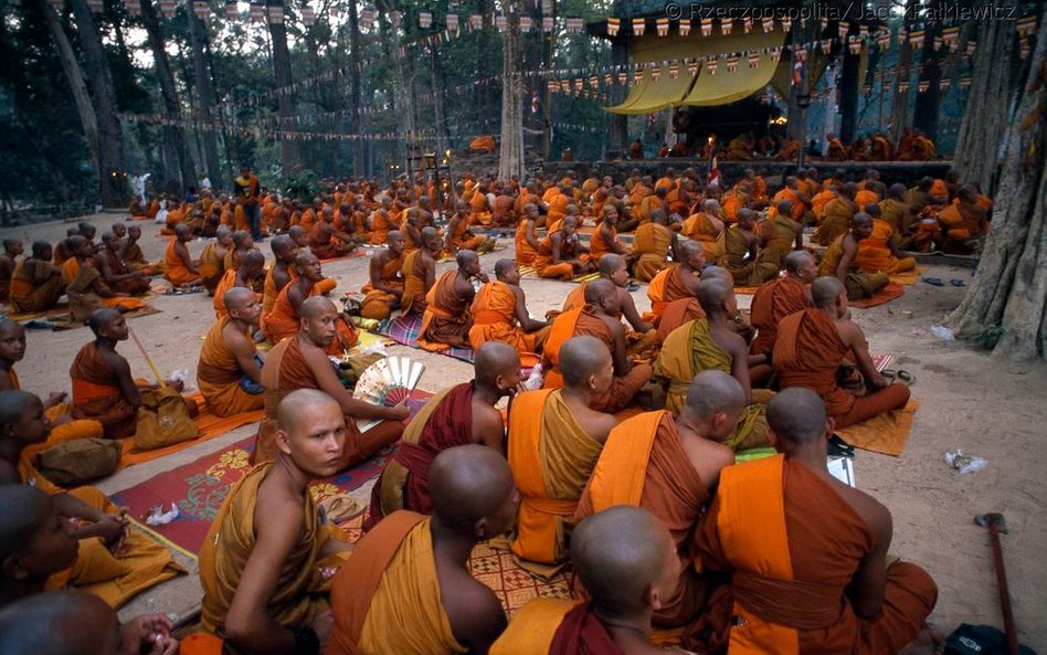 Modlitwa w świątyni-mauzoleum Bajon