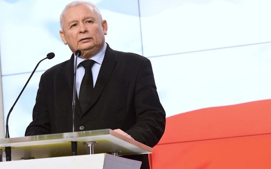 Prezes Prawa i Sprawiedliwości Jarosław Kaczyński podczas konferencji prasowej w siedzibie PiS w War