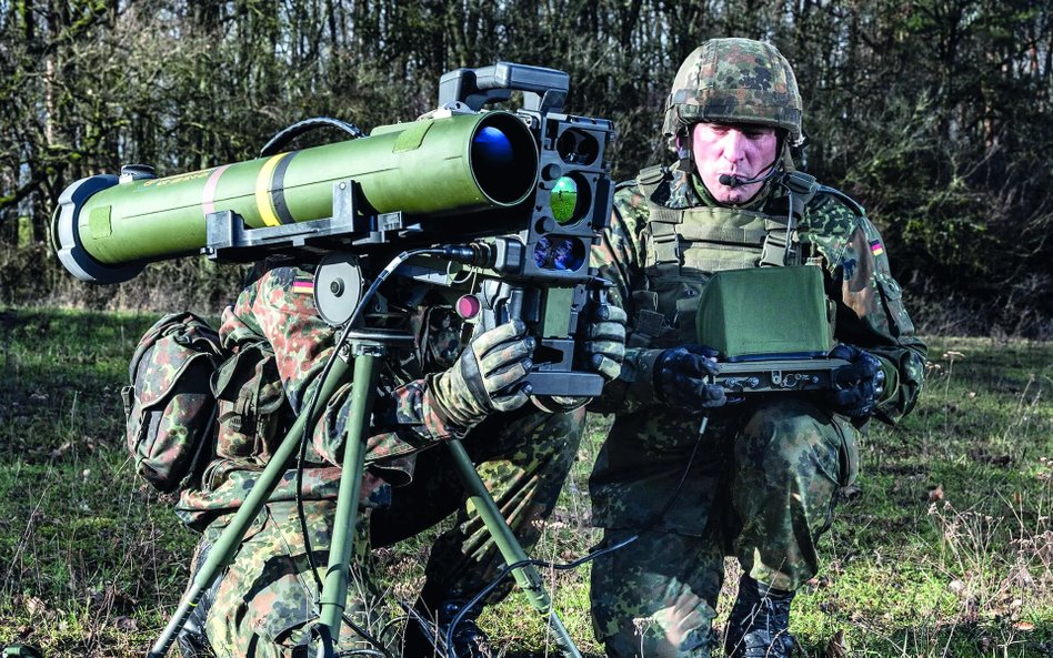 Żołnierze Bundeswehry z wyrzutnią ppk EuroSpike LR.