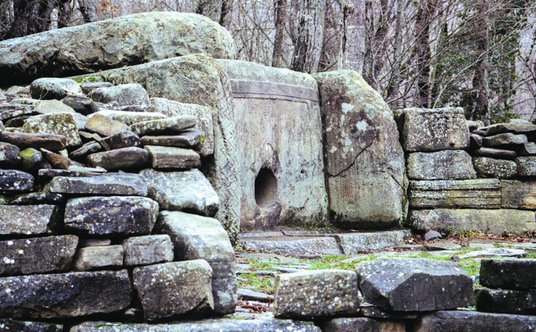 Kaukaskie dolmeny pochodzą z II–III w. p.n.e. Wyglądają niczym staro&#