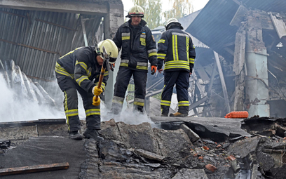 Ukraińscy strażacy w ruinach budynku, w który uderzył rosyjski pocisk manewrujący (fot. ilustracyjna