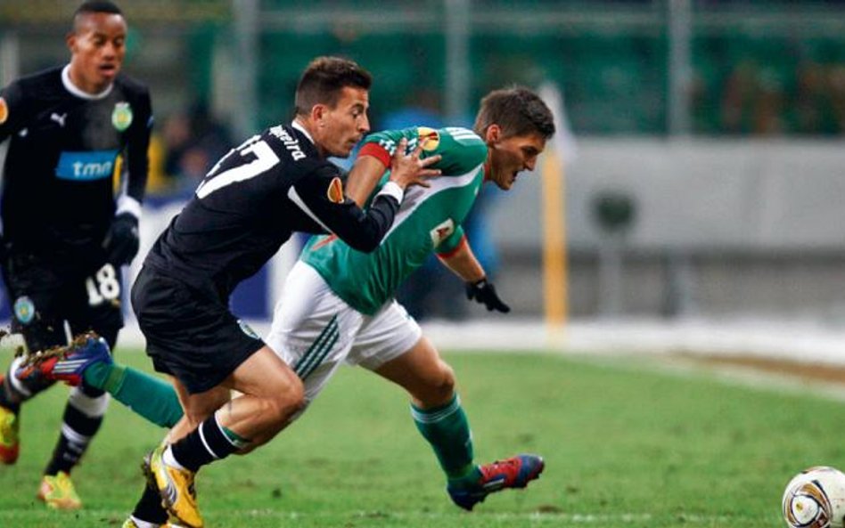 Michał Żyro (Legia) w starciu z piłkarzami Sportingu w pierwszym meczu w Warszawie