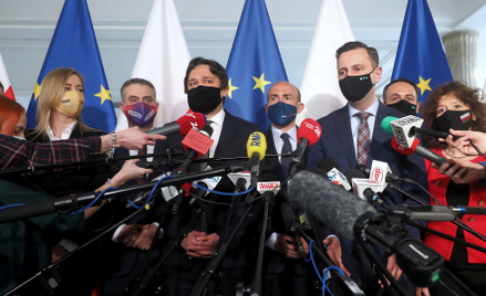 Profesor Marcin Wiącek (w środku) zyskał poparcie PO, PSL, Lewicy i partii Szymona Hołowni