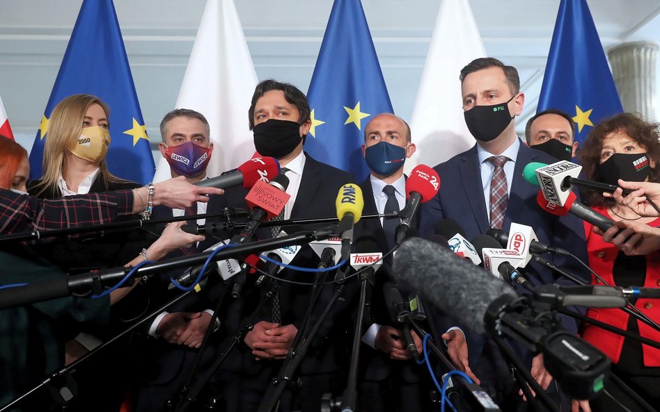 Profesor Marcin Wiącek (w środku) zyskał poparcie PO, PSL, Lewicy i partii Szymona Hołowni