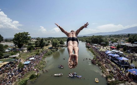 Mężczyzna skaczący z 22-metrowego mostu "Ura e Shejt" podczas tradycyjnego konkursu wysokiego nurkow