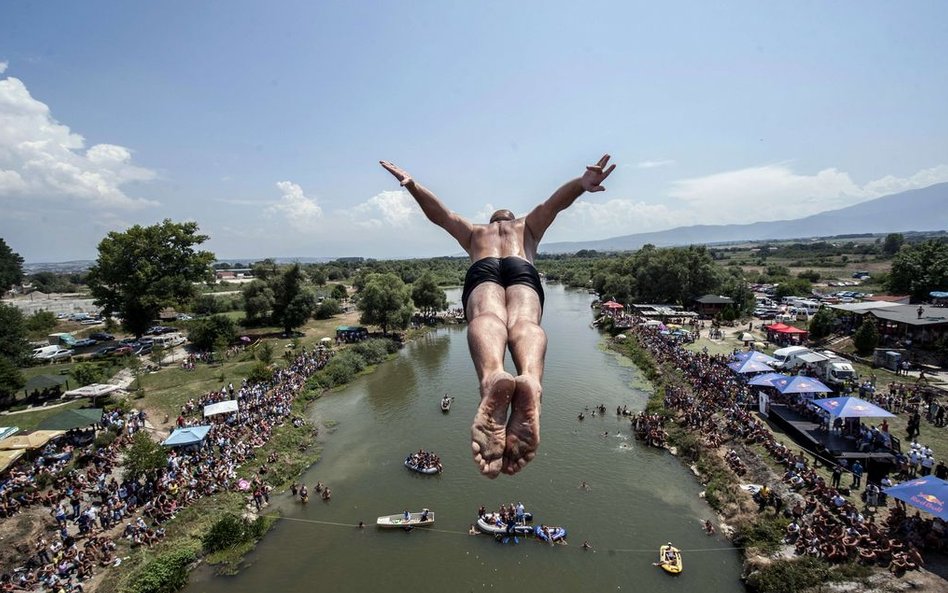 Mężczyzna skaczący z 22-metrowego mostu "Ura e Shejt" podczas tradycyjnego konkursu wysokiego nurkow