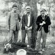 Szalom Asz, Icchok Lejbusz Perec, jego syn Lucjan (od lewej) i Dovid Nomberg (leży na trawie)