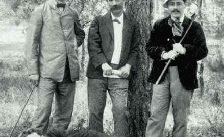 Szalom Asz, Icchok Lejbusz Perec, jego syn Lucjan (od lewej) i Dovid Nomberg (leży na trawie)