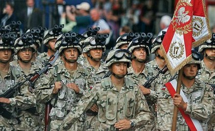 Do końca tego roku polska armia ma liczyć do 100 tys. żołnierzy. Na zdjęciu defilada z okazji Święta