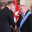 Prezydent Karol Nawrocki i odznaczony Orderem Orła Białego pisarz Waldemar Łysiak