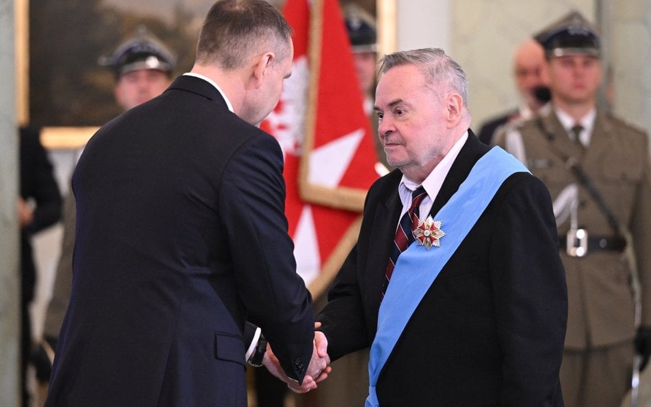 Prezydent Karol Nawrocki i odznaczony Orderem Orła Białego pisarz Waldemar Łysiak